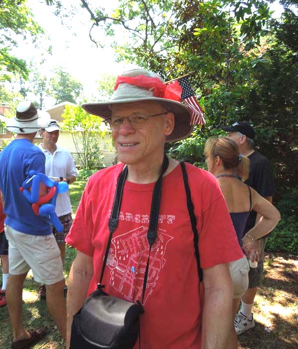 Randy Swart photographs the 2012 parade for Youtube